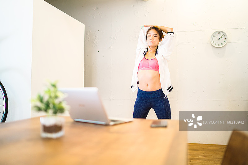 年轻女人在家锻炼图片素材