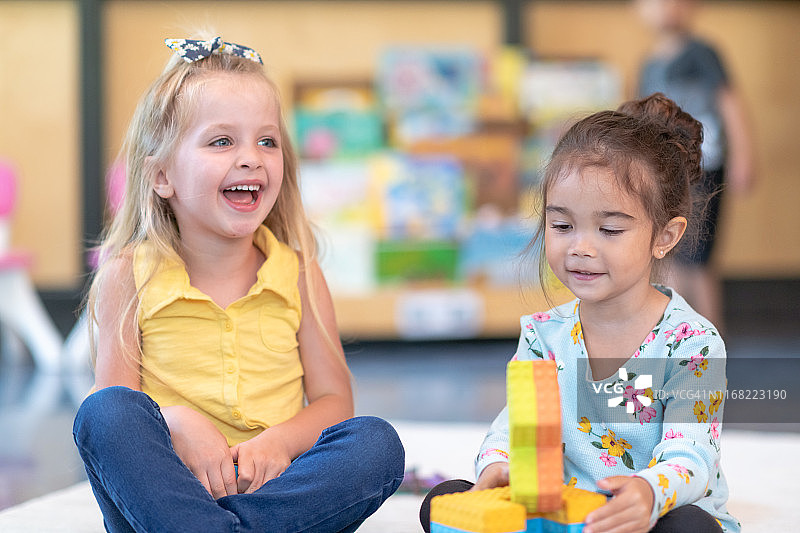 在教室里一起玩耍的可爱学龄前学生图片素材