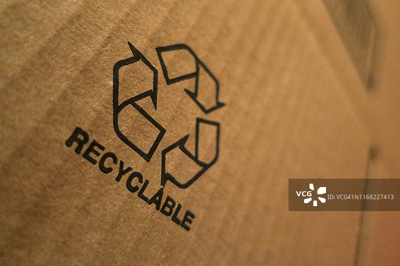 纸板箱上的可回收图标图片素材