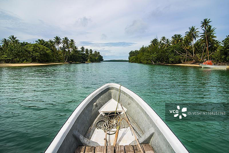 新爱尔兰卡维恩海岸双岛之间的海峡，巴布亚新几内亚图片素材
