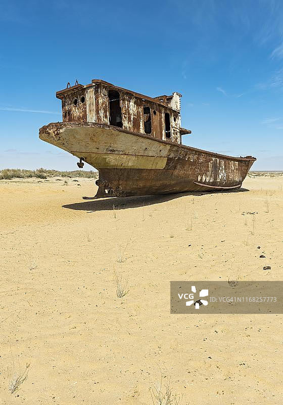乌兹别克斯坦，穆伊纳克，干涸的咸海，船舶墓地图片素材