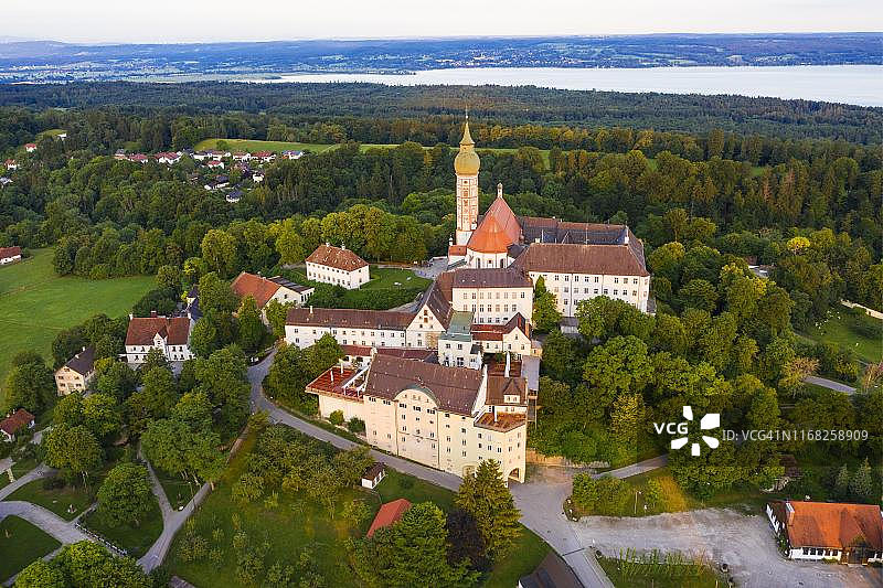 安德克斯修道院鸟瞰，阿默湖，富恩夫森兰，普法芬温克尔，上巴伐利亚，巴伐利亚，德国图片素材