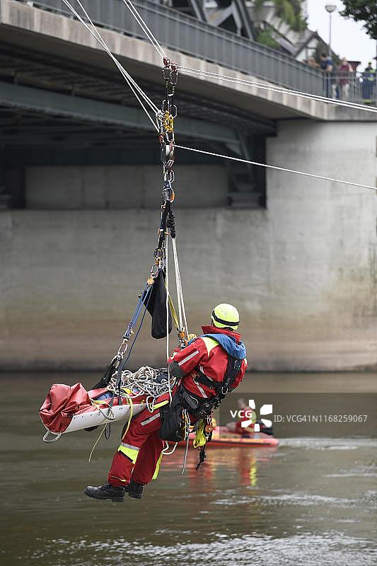 消防队救援伤员，从德国林特尔恩桥上垂降图片素材