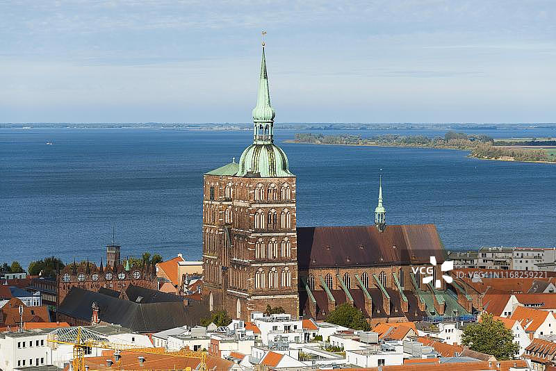 德国施特拉尔松德圣尼古拉教堂与老城图片素材