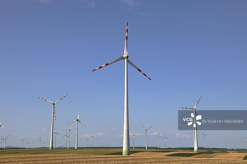 奥地利布尔根兰州谷物田间的风力发电厂图片素材