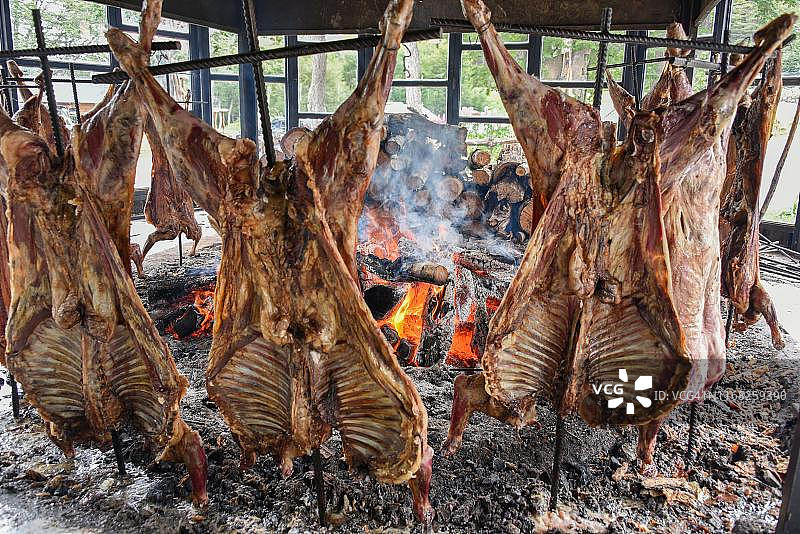 在火上烤全羊肉，火地岛和巴塔哥尼亚的特色菜，阿根廷乌斯怀亚图片素材