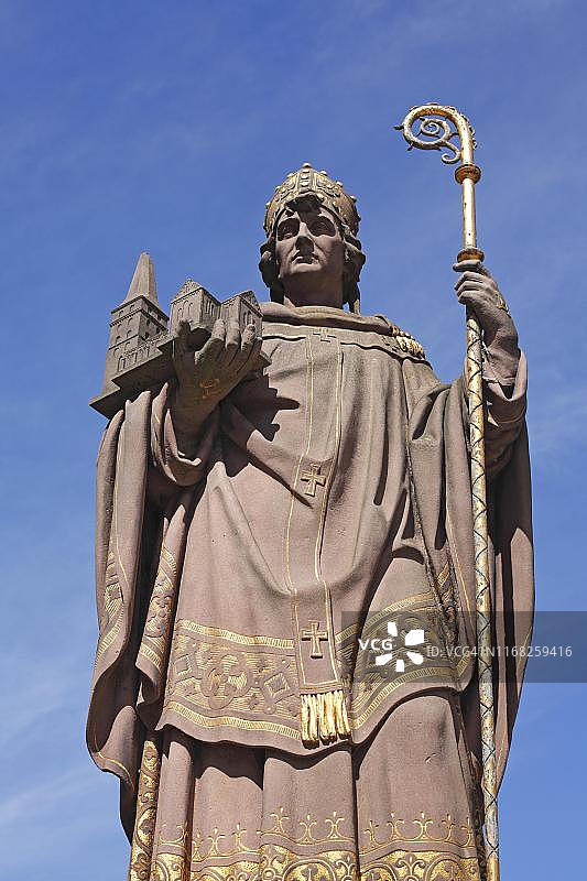 德国汉堡，特罗斯特桥，城市创始人圣安斯加主教的雕塑图片素材