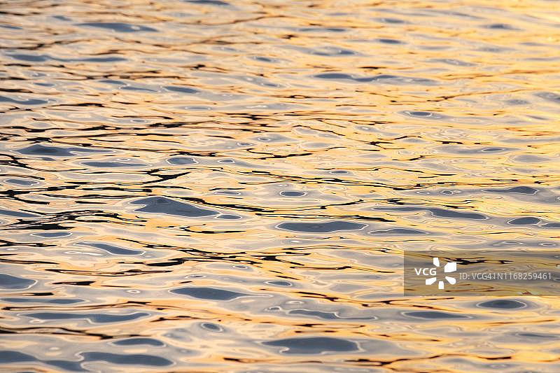 德国梅克伦堡-前波美拉尼亚吕根岛水面上的波光倒影日落图片素材