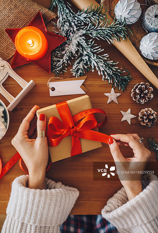 女人拆开圣诞礼物图片素材