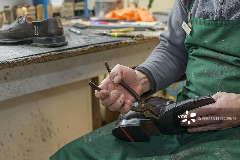 鞋匠将鞋底粘在鞋子上，修鞋，德国下萨克森州图片素材
