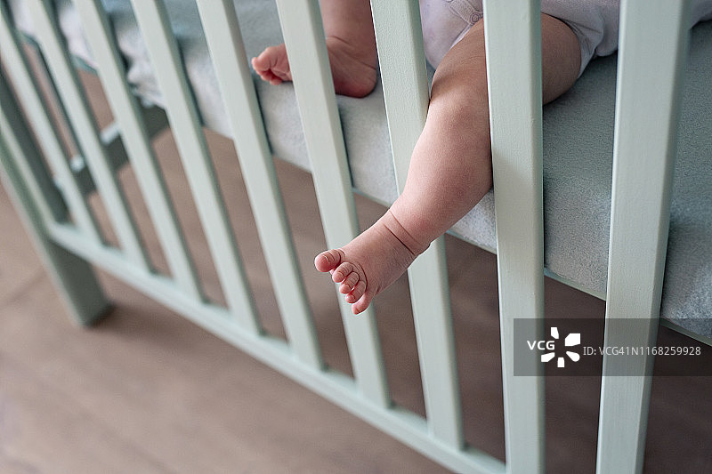 在婴儿床里睡觉的婴儿图片素材