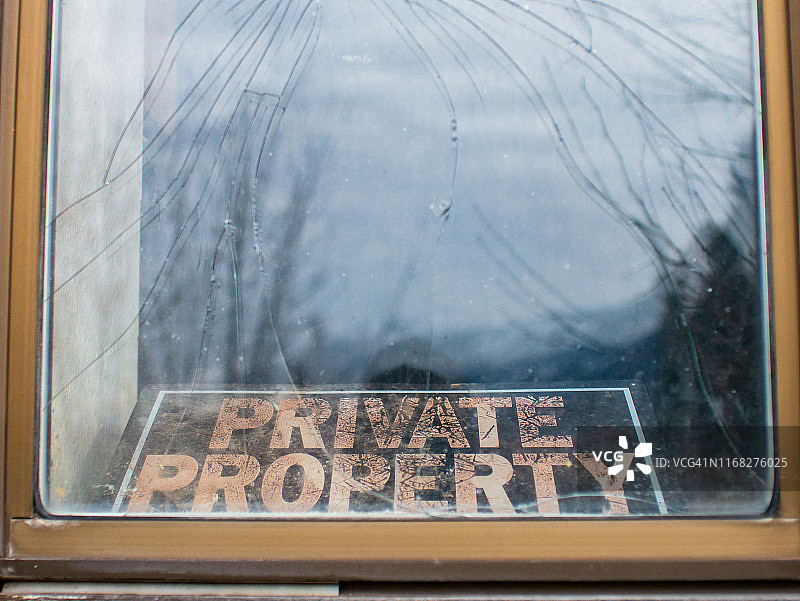 破损的窗户和私有财产标志图片素材