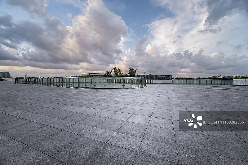 台风来临前杭州钱江世纪城城市广场的魔幻天空图片素材