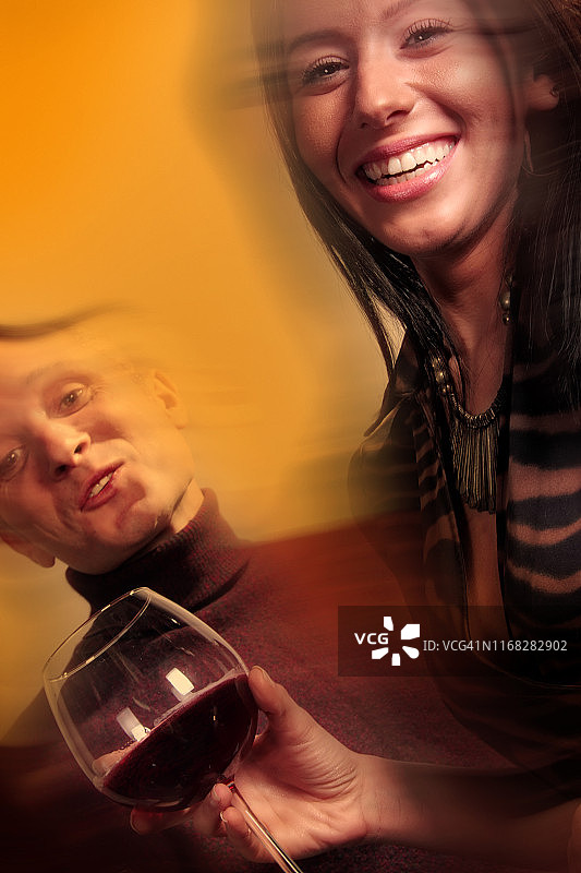 年轻情侣饮酒的虚化人像图片素材