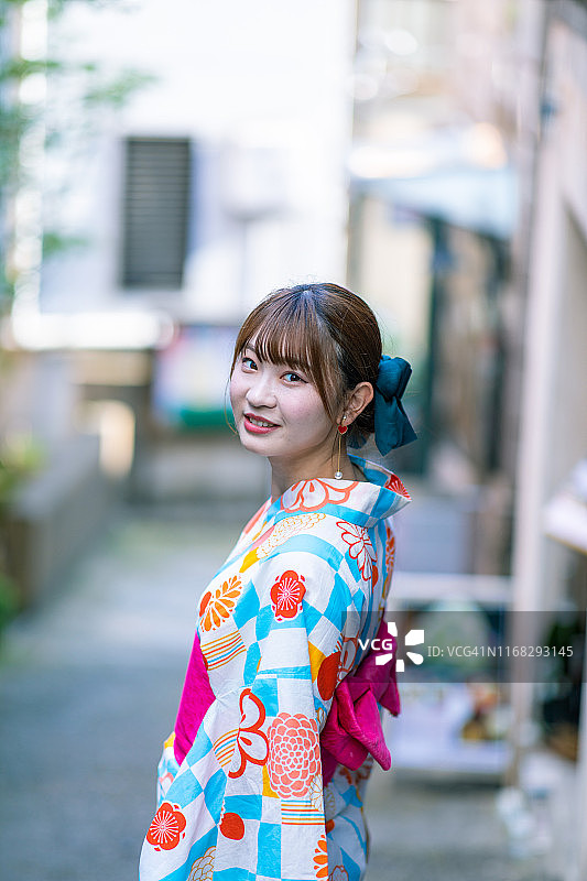 身穿浴衣的年轻女人在楼梯上回头图片素材