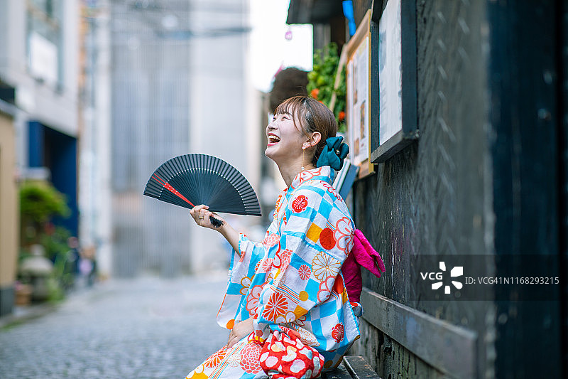 在街上欢笑的浴衣年轻女子图片素材
