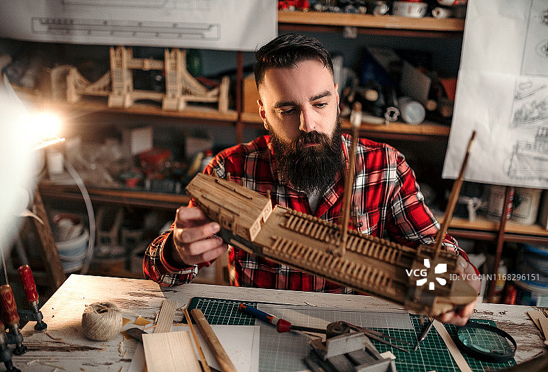 我喜欢和我的船一起玩耍。图片素材