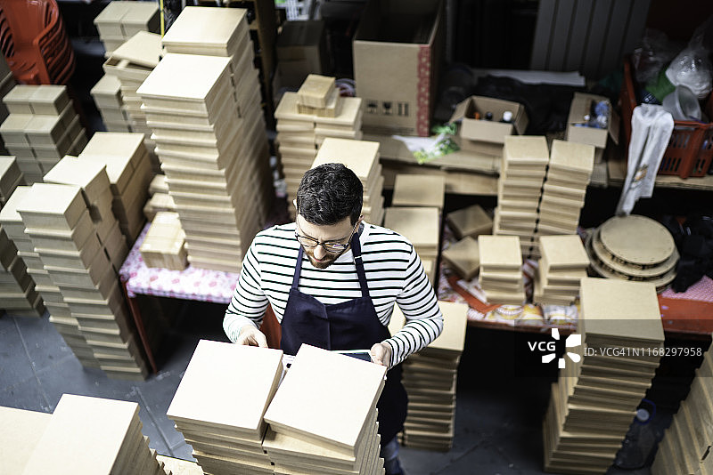 储藏室里工作的员工俯视图图片素材