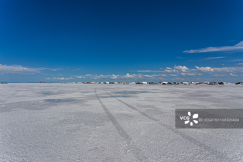 汽车和拖车停泊在博纳维尔盐滩参加速度周图片素材
