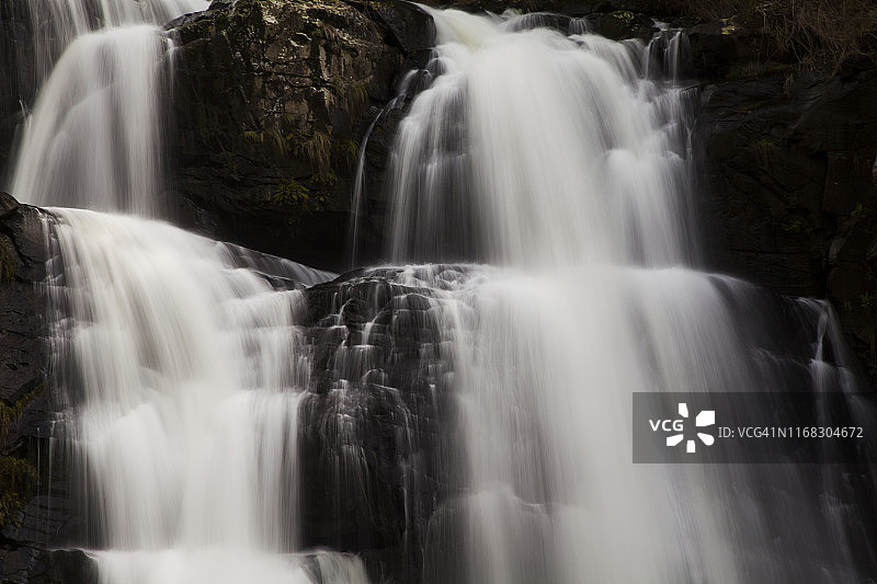 澳大利亚幻影瀑布树木间阳光图片素材