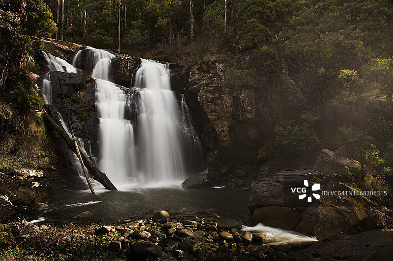澳大利亚幻影瀑布树木间阳光图片素材
