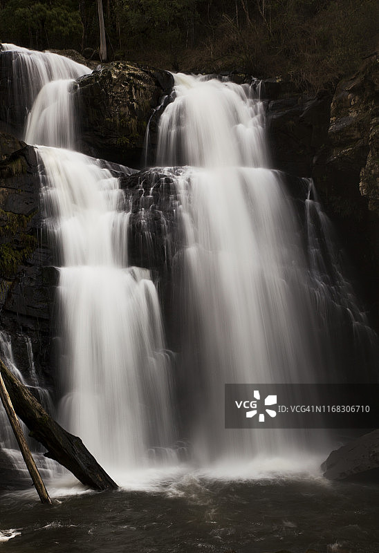 澳大利亚幻影瀑布树木间阳光图片素材
