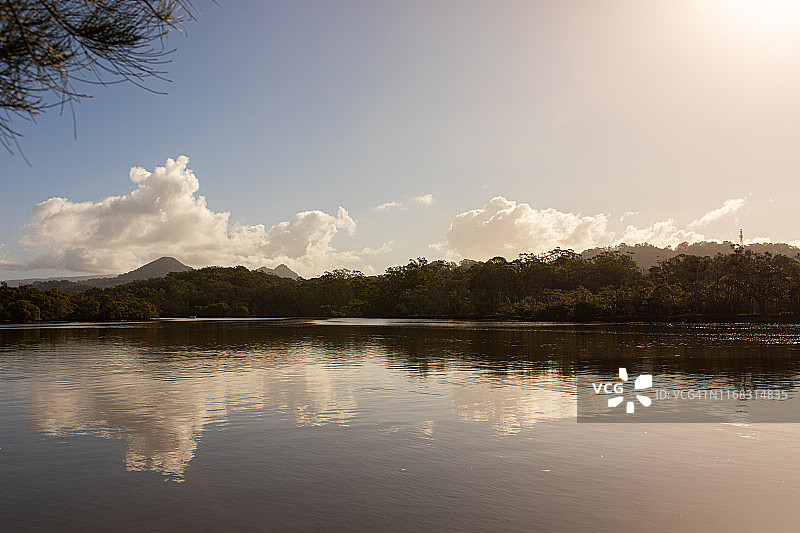 河流、红树林、山脉、云朵和天空图片素材
