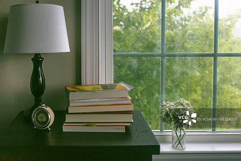 堆满书的床头柜图片素材