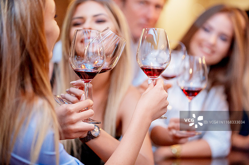 在欢乐的派对上用红酒敬酒图片素材