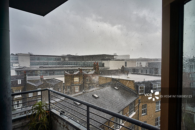 伦敦屋顶上的倾盆大雨图片素材