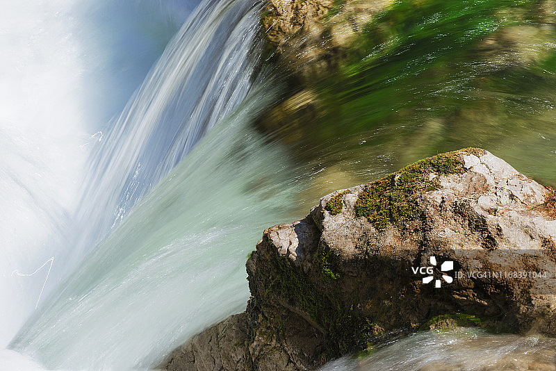 石灰岩上的厄茨彻巴赫河图片素材