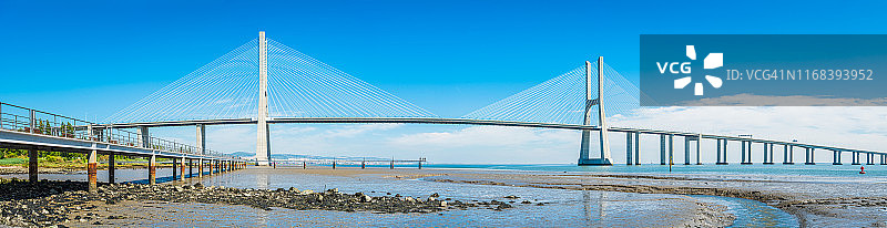 葡萄牙里斯本瓦斯科·达伽马大桥塔古斯河滨全景图片素材