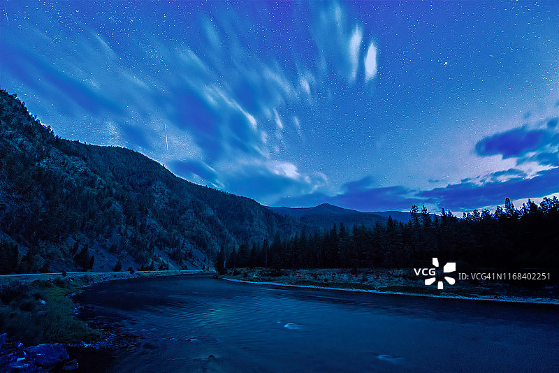 蒙大拿州弗拉特黑德河上空的夜空图片素材