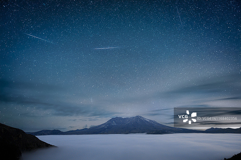太平洋西北部，华盛顿州圣海伦斯山上空的宝瓶座德尔塔流星雨图片素材