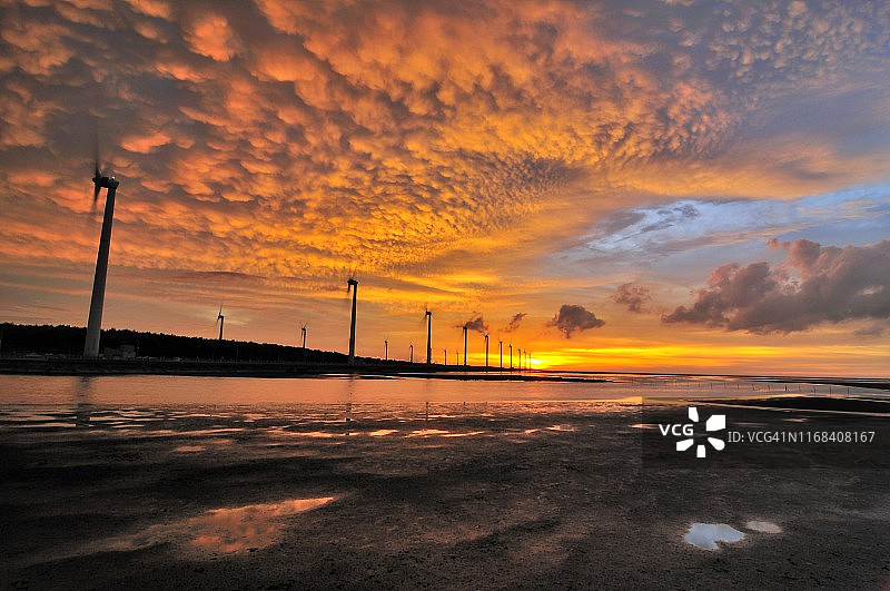 高美湿地的橙色天空图片素材