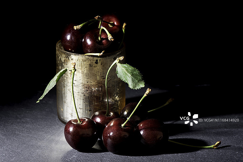 明暗对比静物写生——樱桃图片素材