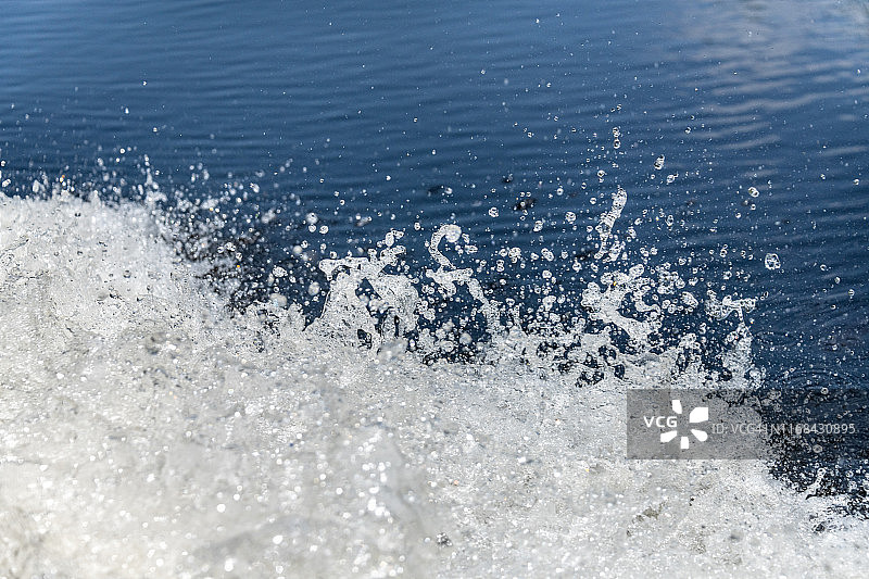美国佛罗里达州大沼泽地气垫船溅起的水花图片素材