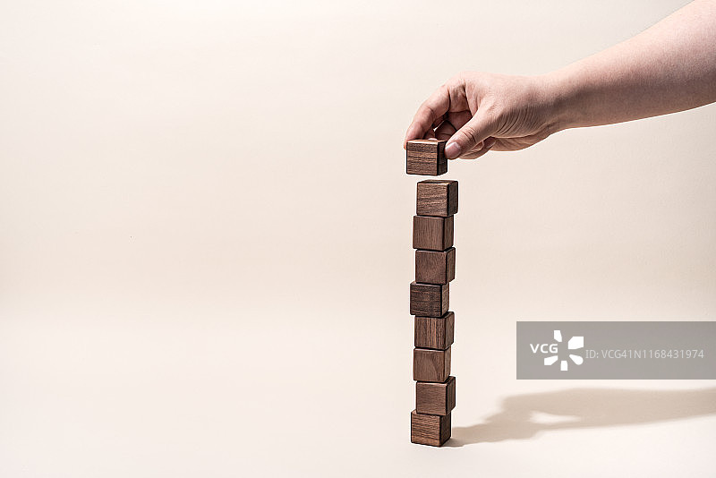 手堆叠棕色木块图片素材