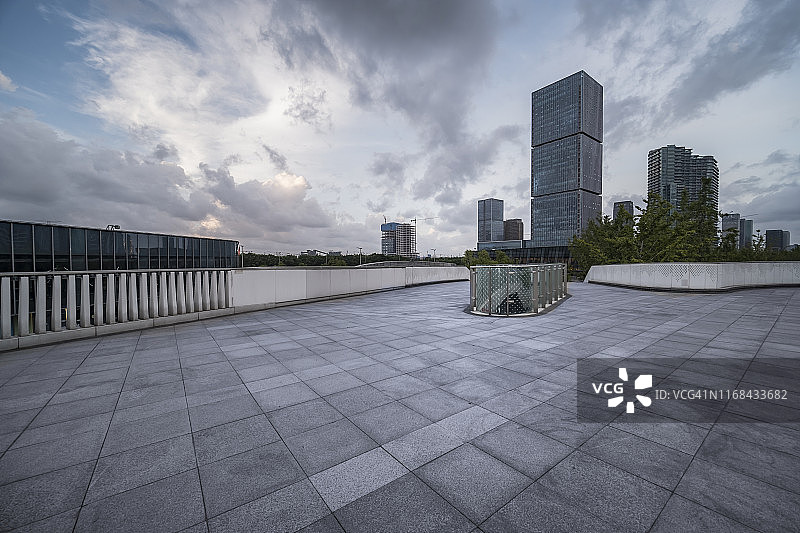 台风来临前杭州钱江世纪城城市广场的魔幻天空图片素材