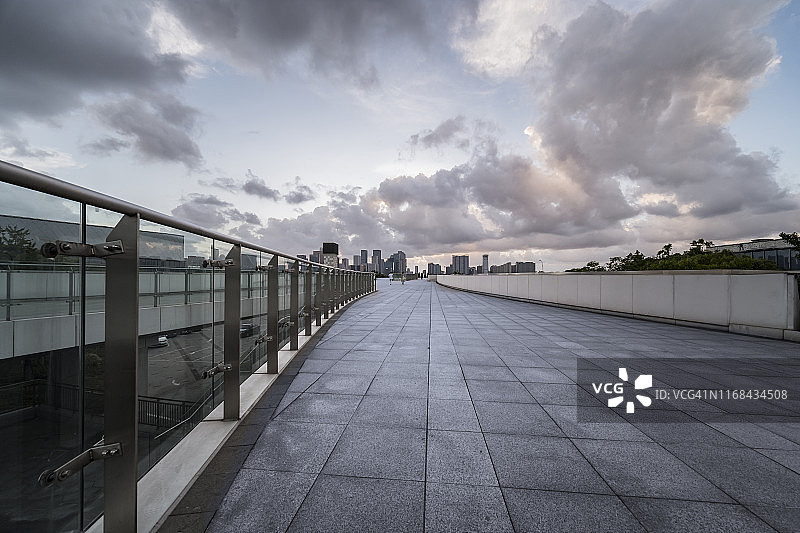 台风来临前杭州钱江世纪城城市广场的魔幻天空图片素材