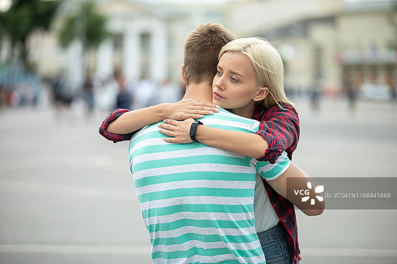 悲伤的女人拥抱男友图片素材