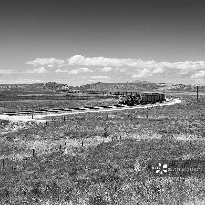 怀俄明州的火车，周围是牧场图片素材