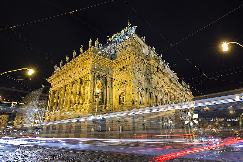 夜晚的布拉格国家剧院图片素材