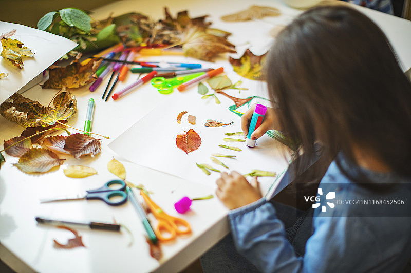 孩子们制作秋季手工品图片素材