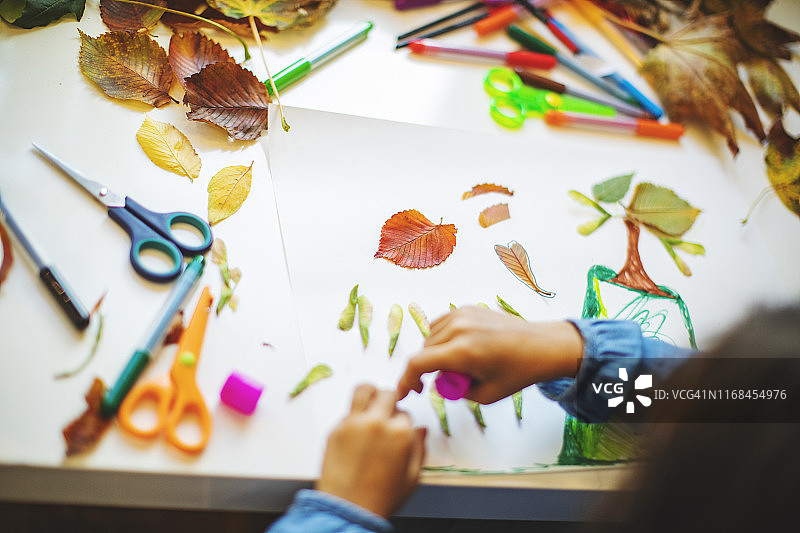 孩子们制作秋季手工品图片素材