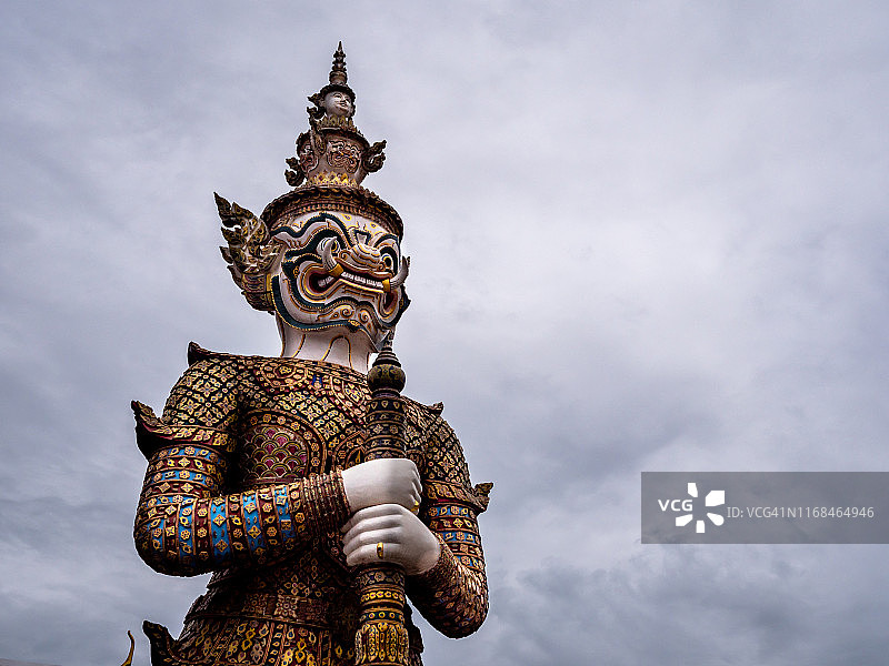 曼谷大皇宫的传统泰国古代战士雕像图片素材
