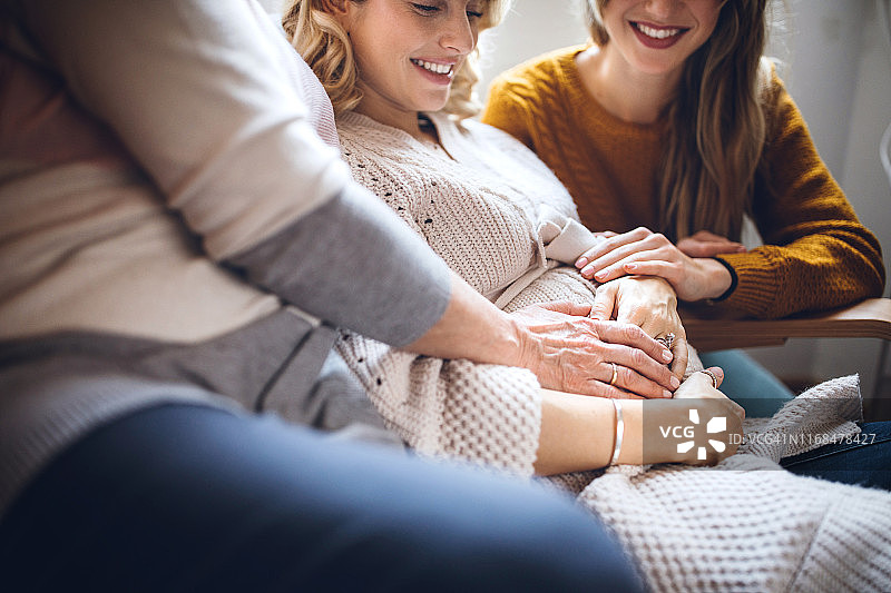 家庭等待新成员图片素材
