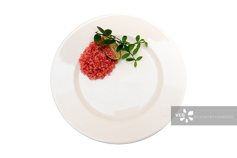 白盘子上美味的柑橘鱼子酱图片素材