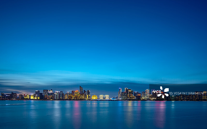 中国杭州夜间天际线图片素材