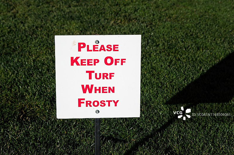 草坪上的“霜冻草地请勿践踏”警示牌图片素材
